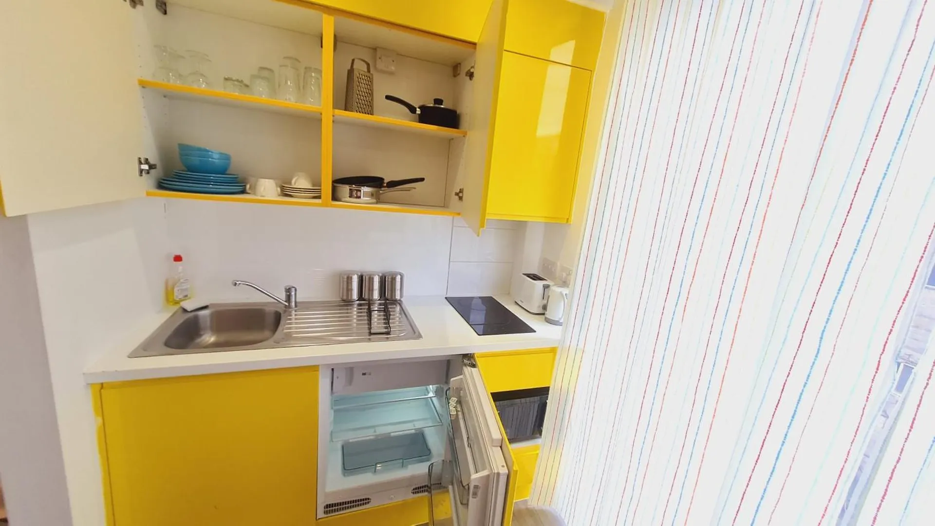 Compact Studio Serviced Apartment Sheffield City Centre - Netflix, Wifi, Digital Tv