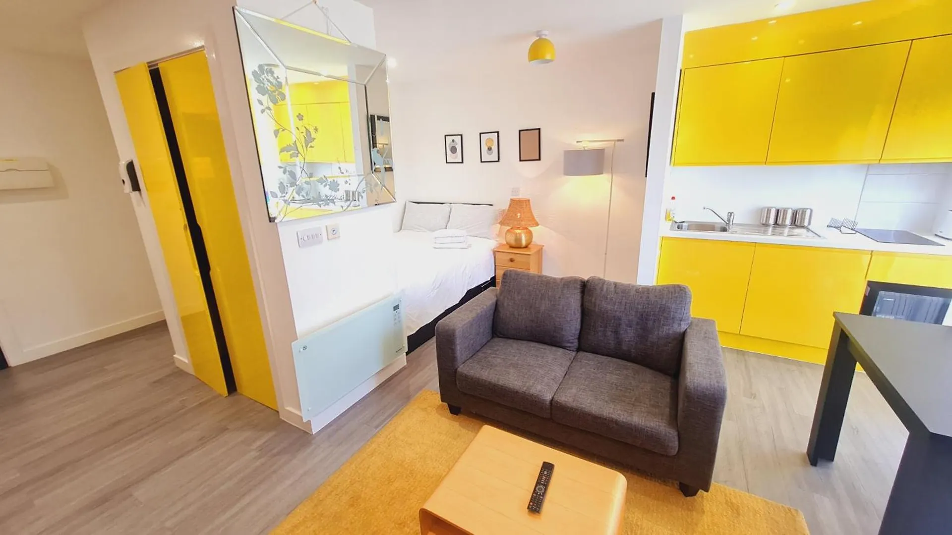 Compact Studio Serviced Apartment Sheffield City Centre - Netflix, Wifi, Digital Tv