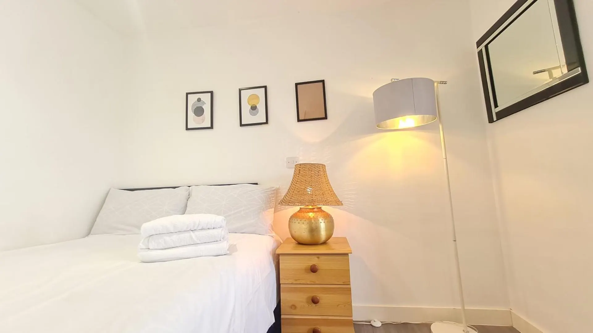 Compact Studio Serviced Apartment Sheffield City Centre - Netflix, Wifi, Digital Tv