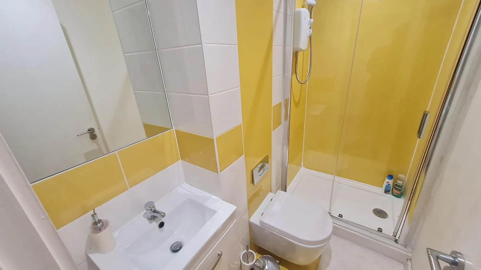 Compact Studio Serviced Apartment Sheffield City Centre - Netflix, Wifi, Digital Tv 0*,